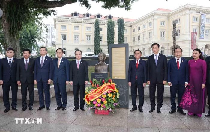 Thường trực Ban Bí thư Trần Cẩm Tú cùng Đoàn đại biểu cấp cao Đảng Cộng sản Việt Nam tại tượng đài Chủ tịch Hồ Chí Minh trong khuôn viên Bảo tàng Văn minh châu Á ở Singapore. (Ảnh: Phương Hoa/TTXVN)