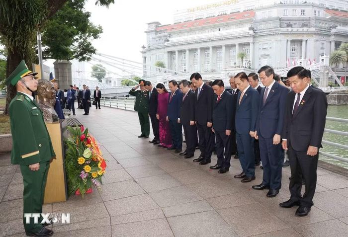 Thường trực Ban Bí thư Trần Cẩm Tú cùng Đoàn đại biểu cấp cao Đảng Cộng sản Việt Nam dâng hoa tưởng niệm tại tượng đài Chủ tịch Hồ Chí Minh trong khuôn viên Bảo tàng Văn minh châu Á ở Singapore. (Ảnh: Phương Hoa/TTXVN)