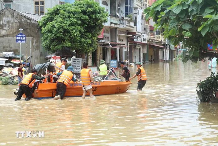 Lực lượng quân đội hỗ trợ nhân dân xã Na Sầm, tỉnh Lạng Sơn di chuyển trong vùng ngập lụt. (Ảnh: Quang Duy /TTXVN)