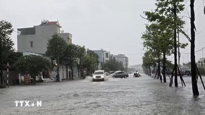 Nhiều xe ôtô phải quay đầu do nước dâng cao lên các tuyến đường lớn tại Quảng Ninh. (Ảnh: Thanh Vân/TTXVN)