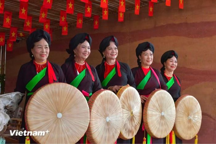 Các nghệ nhân Quan họ Bắc Ninh duyên dáng trong trang phục truyền thống, đội nón thúng quai thao, biểu tượng đặc trưng của vùng Kinh Bắc. (Ảnh: PV/Vietnam+)