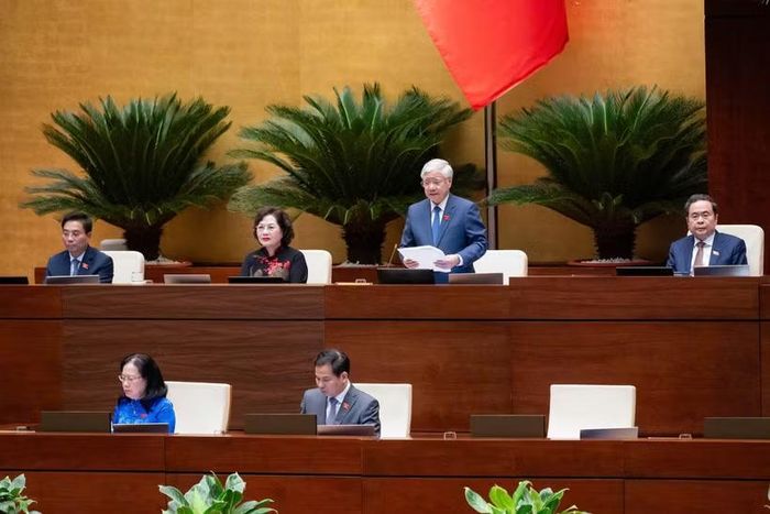 Phó Chủ tịch Thường trực Quốc hội Đỗ Văn Chiến điều hành Phiên bế mạc.