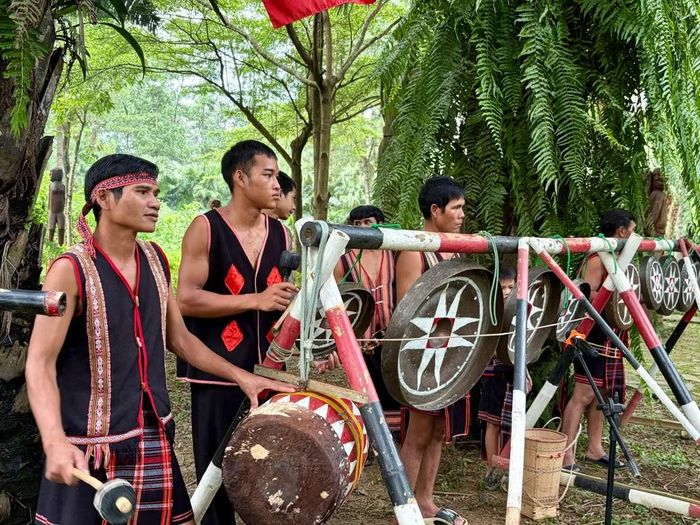 Tiếng cồng chiêng Tây Nguyên đến từ chính các nghệ nhân đang sinh sống trong không gian của Làng. (Ảnh: CTV/Vietnam+)