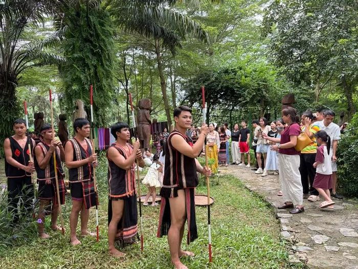 Sắc màu Tây Nguyên trong không gian Làng Văn hóa - Du lịch các dân tộc Việt Nam. (Ảnh: CTV/Vietnam+)