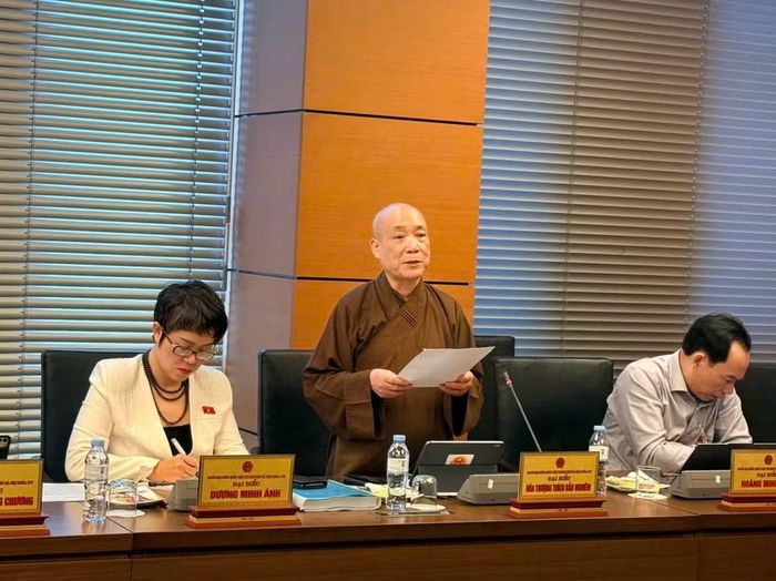 Đại biểu Hoà thượng Thích Bảo Nghiêm phát biểu tại tổ. (Ảnh: quochoi.vn)