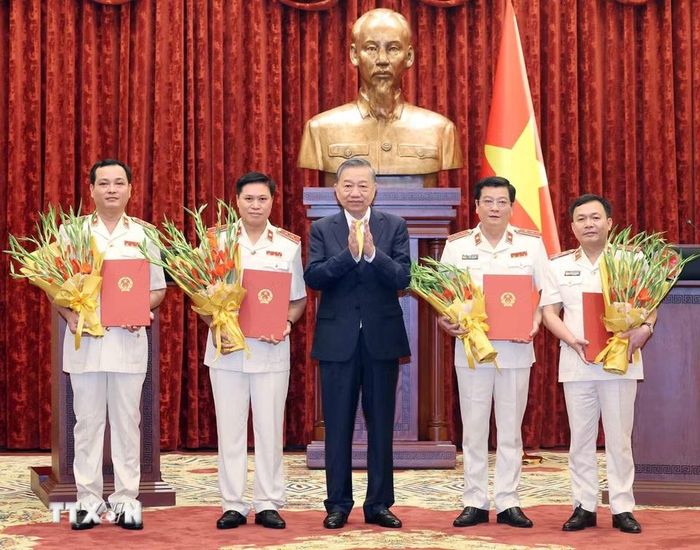 Tổng Bí thư, Chủ tịch nước Tô Lâm trao Quyết định bổ nhiệm chức danh Kiểm sát viên Viện Kiểm sát nhân dân tối cao. (Ảnh: Thống Nhất/TTXVN)
