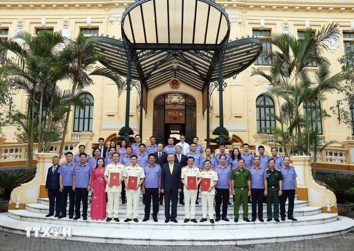 Tổng Bí thư, Chủ tịch nước Tô Lâm, các đại biểu và các đồng chí được bổ nhiệm chức danh Kiểm sát viên Viện Kiểm sát nhân dân tối cao. (Ảnh: Thống Nhất/TTXVN)