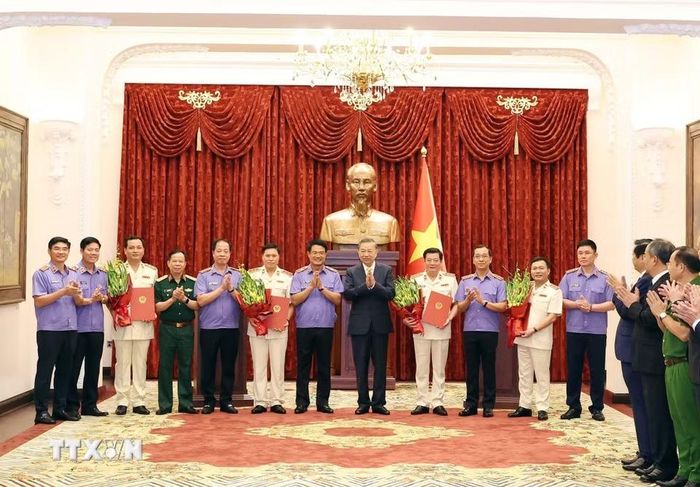 Tổng Bí thư, Chủ tịch nước Tô Lâm, các đại biểu và các đồng chí được bổ nhiệm chức danh Kiểm sát viên Viện Kiểm sát nhân dân tối cao. (Ảnh: Thống Nhất/TTXVN)