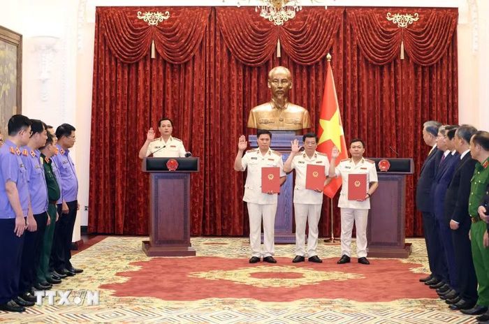 Các đồng chí được bổ nhiệm chức danh Kiểm sát viên Viện Kiểm sát nhân dân tối cao tuyên thệ. (Ảnh: Thống Nhất/TTXVN)