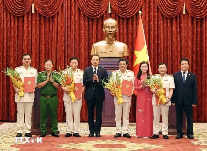 Đại biểu tặng hoa chúc mừng các đồng chí được bổ nhiệm chức danh Kiểm sát viên Viện Kiểm sát nhân dân tối cao. (Ảnh: Thống Nhất/TTXVN)