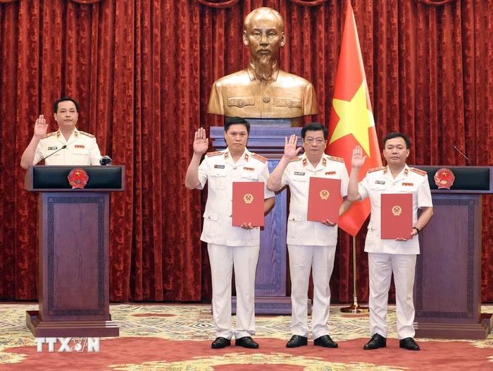 Các đồng chí được bổ nhiệm chức danh Kiểm sát viên Viện Kiểm sát nhân dân tối cao tuyên thệ. (Ảnh: Thống Nhất/TTXVN)