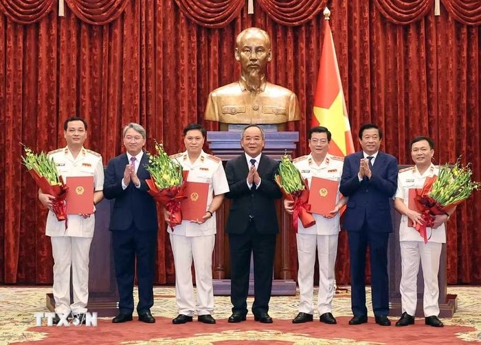Các đồng chí lãnh đạo tặng hoa chúc mừng các đồng chí được bổ nhiệm chức danh Kiểm sát viên Viện Kiểm sát nhân dân tối cao. (Ảnh: Thống Nhất/TTXVN)