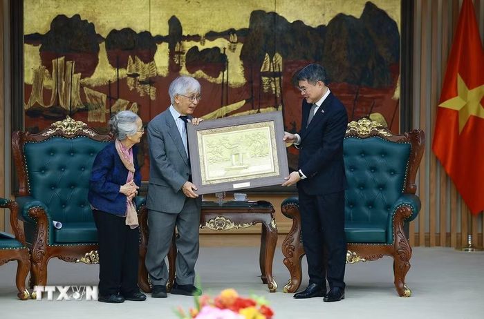 Thủ tướng Lê Minh Hưng tặng bức tranh Văn Miếu - Quốc Tử Giám cho Giáo sư Trần Thanh Vân và Giáo sư Lê Kim Ngọc. (Ảnh: Dương Giang/TTXVN)