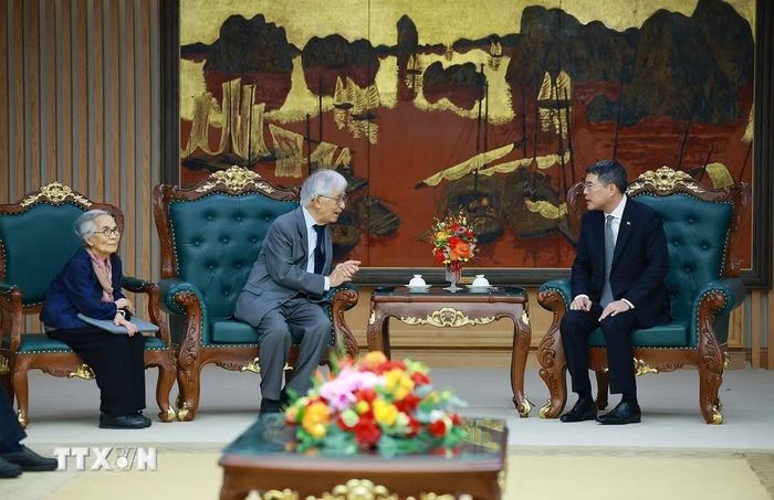 Thủ tướng Lê Minh Hưng tiếp Giáo sư Trần Thanh Vân và Giáo sư Lê Kim Ngọc.(Ảnh: Dương Giang/TTXVN)