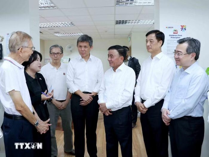 Thường trực Ban Bí thư Trần Cẩm Tú thăm địa điểm tiếp xúc cử tri của Đảng Hành động Nhân dân Singapore. (Ảnh: Phương Hoa/TTXVN)