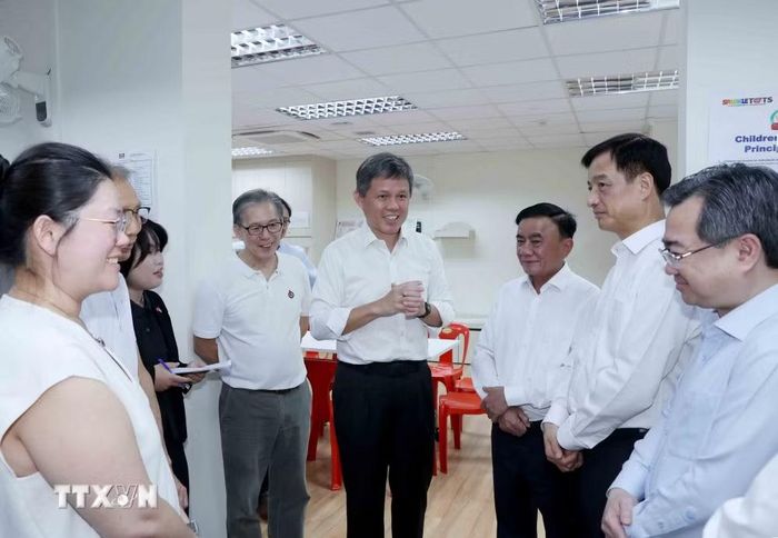 Phó Tổng Thư ký Đảng Hành động Nhân dân, Bộ trưởng Quốc phòng kiêm Bộ trưởng Điều phối dịch vụ công Chan Chun Sing (giữa) giới thiệu địa điểm tiếp xúc cử tri của Đảng Hành động Nhân dân Singapore (giữa) với đồng chí Trần Cẩm Tú và thành viên đoàn Việt Nam. (Ảnh: Phương Hoa/TTXVN)