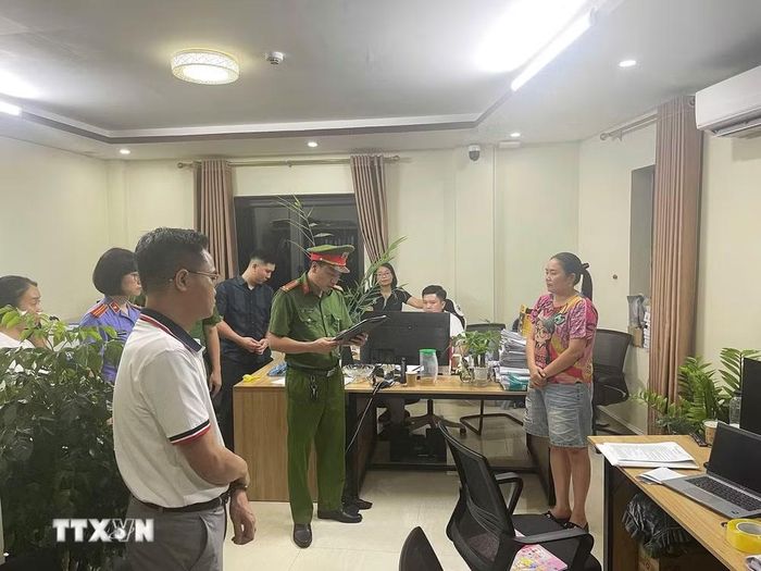 Cơ quan Cảnh sát điều tra Công an tỉnh Lào Cai khám xét tại trụ sở Công ty Cổ phần Tập đoàn SapaTV. (Ảnh: TTXVN phát)
