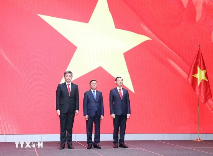 Thường trực Ban Bí thư Trần Cẩm Tú cùng Phó Tổng Thư ký Đảng Hành động Nhân dân Singapore, Bộ trưởng Quốc phòng kiêm Bộ trưởng Điều phối dịch vụ công Chan Chun Sing (bên trái) tại Lễ kỷ niệm. (Ảnh: Phương Hoa/TTXVN)