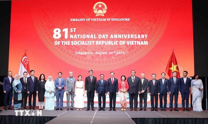 Thường trực Ban Bí thư Trần Cẩm Tú cùng Phó Tổng Thư ký Đảng Hành động Nhân dân Singapore, Bộ trưởng Quốc phòng kiêm Bộ trưởng Điều phối dịch vụ công Chan Chun Sing và Đại sứ các nước tại Lễ kỷ niệm. (Ảnh: Phương Hoa/TTXVN)