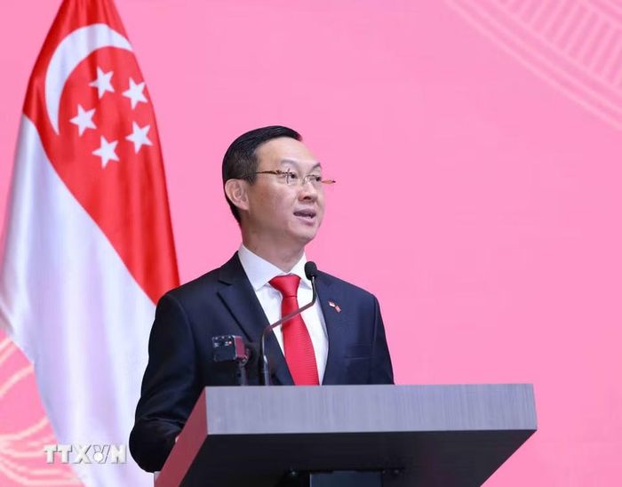 Đại sứ Việt Nam tại Singapore Trần Phước Anh đọc Diễn văn kỷ niệm. (Ảnh: Phương Hoa/TTXVN)