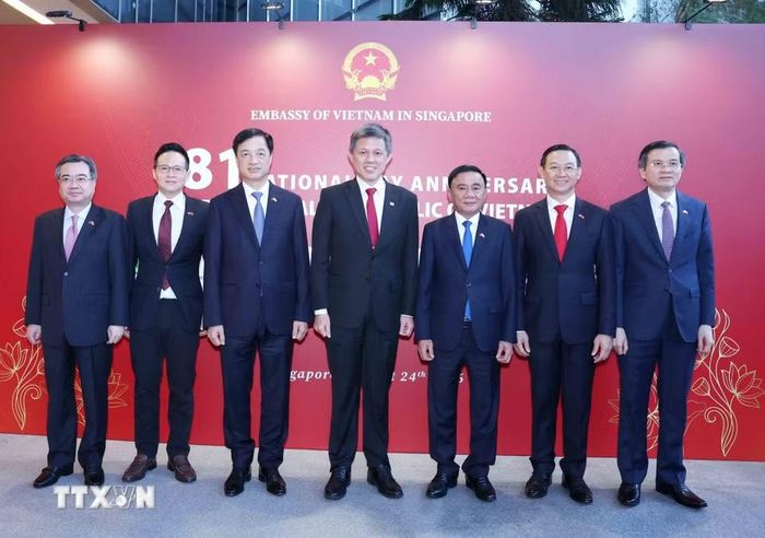 Thường trực Ban Bí thư Trần Cẩm Tú cùng Phó Tổng Thư ký Đảng Hành động Nhân dân Singapore, Bộ trưởng Quốc phòng kiêm Bộ trưởng Điều phối dịch vụ công Chan Chun Sing và các đại biểu dự Lễ kỷ niệm. (Ảnh: Phương Hoa/TTXVN)