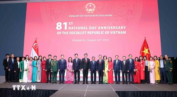 Thường trực Ban Bí thư Trần Cẩm Tú cùng cán bộ, nhân viên Đại sứ quán Việt Nam tại Singapore. (Ảnh: Phương Hoa/TTXVN)