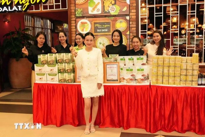Các doanh nghiệp Lâm Đồng tham gia trưng bày, giới thiệu, triển lãm và kết nối sản phẩm đặc trưng của mình. (Ảnh: Chu Quốc Hùng/TTXVN)