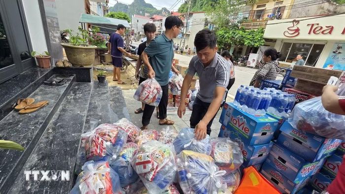 Ngay sau khi nước rút, lực lượng chức năng tiếp tục vận chuyển nhu yếu phẩm tới người dân. (Ảnh: Quang Duy/TTXVN)