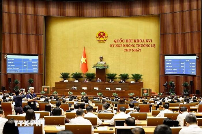 Quốc hội biểu quyết thông qua Luật Phát triển đô thị. (Ảnh: Doãn Tấn/TTXVN)