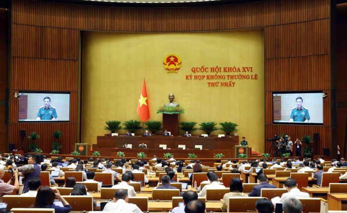 Chiều 23/8/2026, Đại tướng Phan Văn Giang, Phó Thủ tướng, Bộ trưởng Bộ Quốc phòng, thừa ủy quyền của Thủ tướng Chính phủ trình bày Báo cáo giải trình, tiếp thu, chỉnh lý dự thảo Luật Phòng, chống phổ biến vũ khí hủy diệt hàng loạt và Luật sửa đổi, bổ sung một số điều của 9 luật về quân sự, quốc phòng. Ảnh: Phạm Kiên/TTXVN