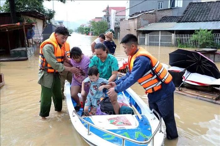 Hội Chữ thập đỏ tỉnh Lạng Sơn cứu trợ khẩn cấp cho người dân vùng lũ xã Thất Khê, tỉnh Lạng Sơn.