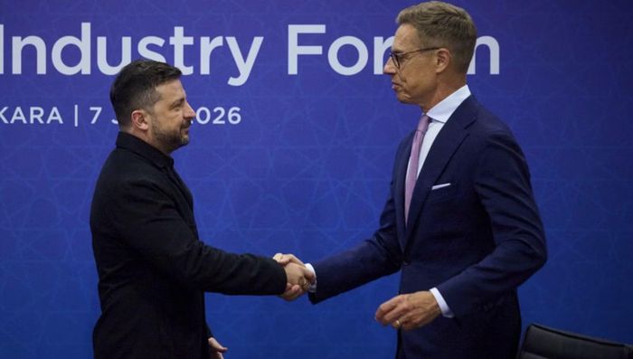 Tổng thống Volodymyr Zelensky (trái) bắt tay Tổng thống Phần Lan Alexander Stubb bên lề Hội nghị thượng đỉnh NATO lần thứ 36 tại Ankara. Ảnh: Văn phòng Tổng thống Ukraine