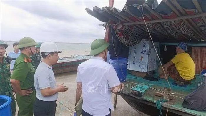 Ông Bùi Trung Tiến, Bí thư Đảng ủy Đặc khu Bạch Long Vĩ kiểm tra công tác phòng chống bão trên đảo. Ảnh: TTXVN phát