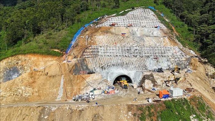 Hầm đường bộ qua đèo Hoàng Liên là công trình hầm cấp đặc biệt, nằm ở độ cao lớn nhất (so với mực nước biển).