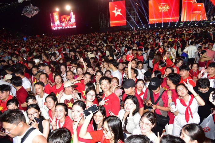 Khoảng 50.000 khán giả có mặt tại Khu đô thị Vạn Phúc để tham gia chương trình.