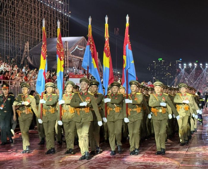 Các cán bộ, chiến sĩ Quân đội nhân dân Việt Nam thực hiện những động tác dứt khoát, thể hiện tinh thần kỷ luật và ý chí bảo vệ Tổ quốc