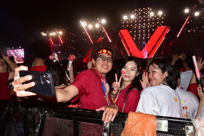 Các bạn trẻ vui vẻ 'check in' tại chương trình.