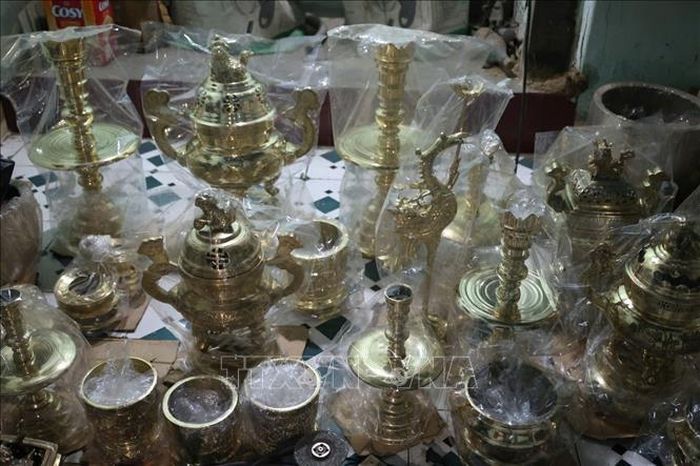 Một số sản phẩm của làng đúc đồng Chú Tượng.