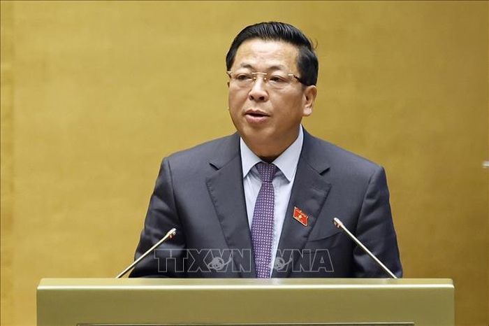 Bộ trưởng Bộ Xây dựng Trần Hồng Minh, thừa ủy quyền của Thủ tướng Chính phủ trình bày Báo cáo giải trình, tiếp thu, chỉnh lý dự thảo Luật sửa đổi, bổ sung một số điều của Luật Kiến trúc. Ảnh: Doãn Tấn/TTXVN
