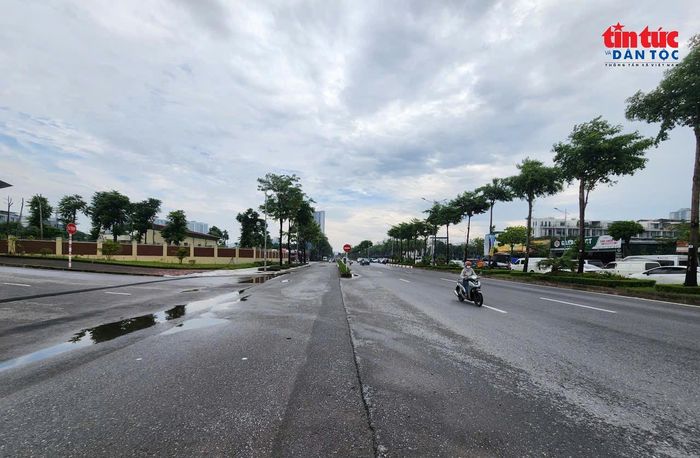 Những năm trước, mỗi khi mưa lớn, đoạn đường Phạm Tu gần Vành đai 3 thường ngập nặng. Tuy nhiên, trong những ngày mưa vừa qua, tuyến đường này vẫn khô ráo, phương tiện lưu thông thuận lợi.