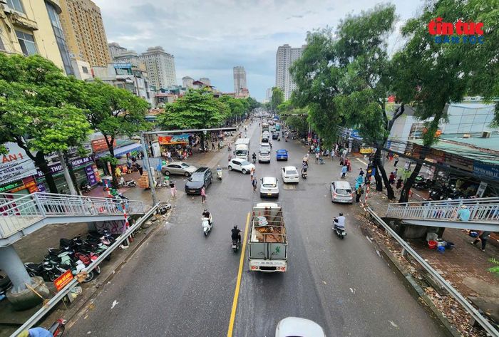 Đường 70 từng là một trong những “điểm đen” ngập úng nghiêm trọng của Hà Nội, mỗi khi mưa lớn, nước sông Nhuệ dâng cao, tràn lên khiến tuyến đường bị chia cắt, nhưng mùa mưa năm nay đã không còn cảnh ngập lụt.