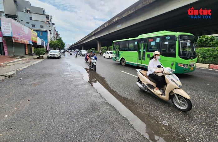 Đường Nguyễn Xiển những năm trước đây cứ mưa lớn là ngập thành “biển nước”, có thời điểm nước dâng cao, tràn vào nhà dân. Tuy nhiên, trong những ngày mưa vừa qua, tuyến đường này không còn cảnh ngập úng, các phương tiện lưu thông thuận lợi.