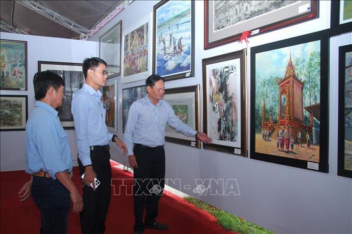 Khách tham quan tìm hiểu các tác phẩm trưng bày tại triển lãm.