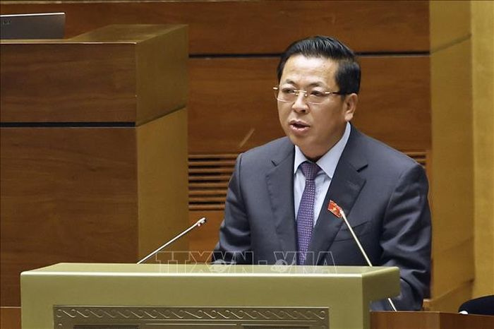 Bộ trưởng Bộ Xây dựng Trần Hồng Minh, thừa ủy quyền của Thủ tướng Chính phủ trình bày Báo cáo giải trình, tiếp thu, chỉnh lý dự thảo Nghị quyết của Quốc hội về chủ trương đầu tư Dự án đầu tư xây dựng đường Vành đai 5 - Vùng Thủ đô Hà Nội. Ảnh: Doãn Tấn/TTXVN