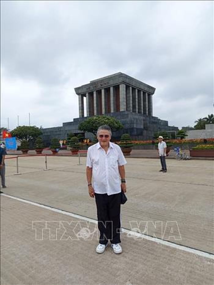 Nhà báo Mexico Pedro Estrada Vega thăm Lăng Chủ tịch Hồ Chí Minh trong chuyến thăm Việt Nam. Ảnh: Nhà báo Pedro Estrada Vega cung cấp/TTXVN phát