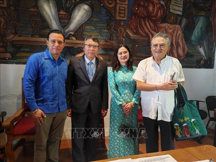 Thị trưởng thành phố Taxco de Alarcón (Mexico) Juan Andrés Vega Carranza, Đại sứ Việt Nam tại Mexico Nguyễn Văn Hải và phu nhân, cùng nhà báo Mexico Pedro Estrada Vega trong chuyến thăm làm việc tại thành phố Taxco de Alarcón, bang Guerrero (Mexico). Ảnh: Phương Lan/PV TTXVN tại Mexico