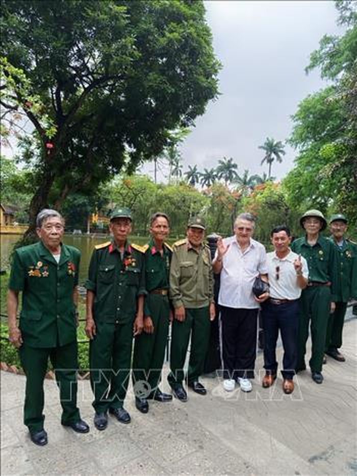 Nhà báo Mexico Pedro Estrada Vega cùng các cựu chiến binh trong chuyến thăm Việt Nam. Ảnh: Nhà báo Pedro Estrada Vega cung cấp/TTXVN phát