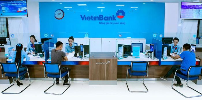 Giao dịch tại Ngân hàng Vietinbank. Ảnh: NH