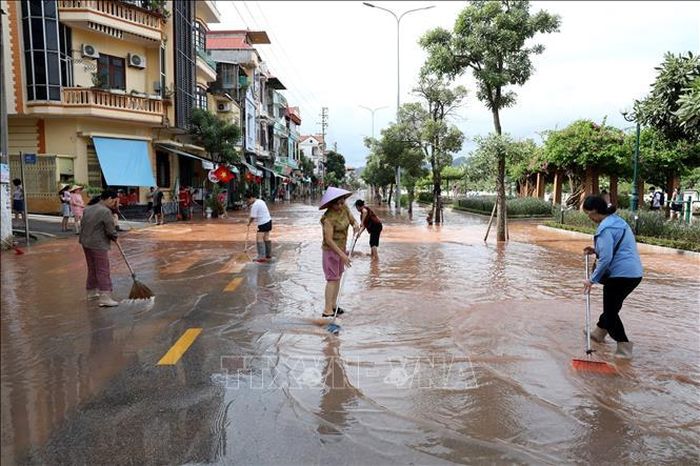 Nhân viên Công ty môi trường đô thị và nhân dân phường Đông Kinh, Lạng Sơn dọn dẹp vệ sinh các khu vực nước rút. Ảnh: Văn Đạt/TTXVN