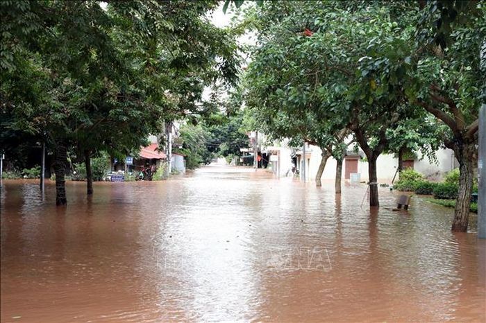 Đến 9 giờ ngày 24/8/2026, khu vực đường Trần Nhật Duật, phường Lương Văn Tri, Lạng Sơn vẫn đang bị ngập. Ảnh: Văn Đạt/TTXVN